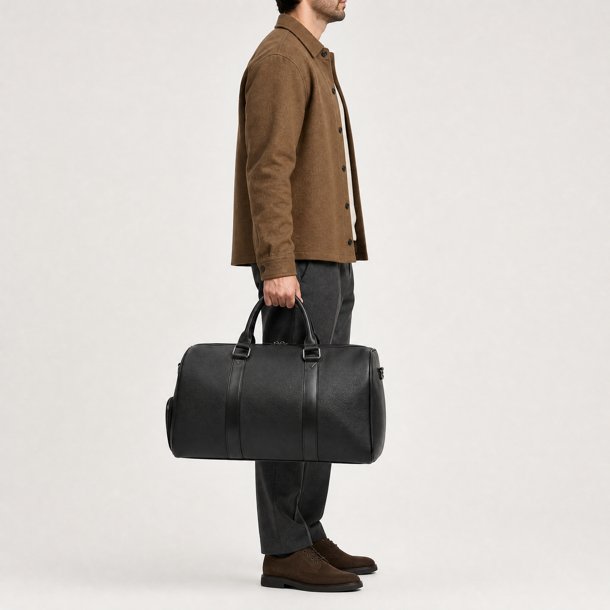Sac en Cuir de Voyage pour Homme, coloris Noir, mannequin en situation