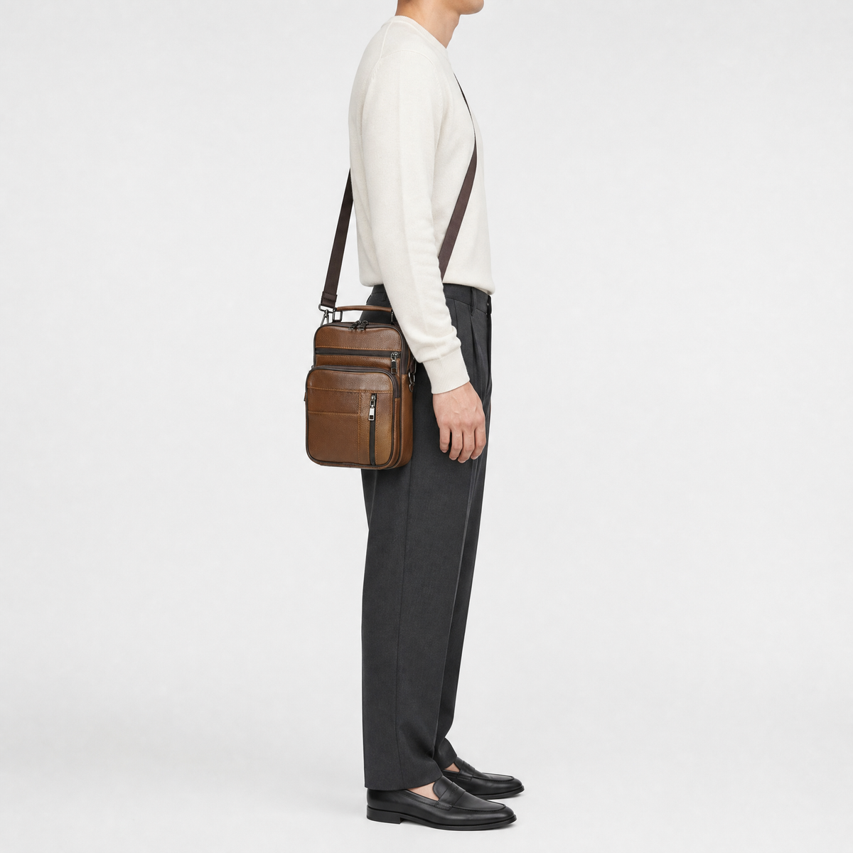 Sacoche Bandouliere Homme Cuir, coloris Marron, mannequin en situation