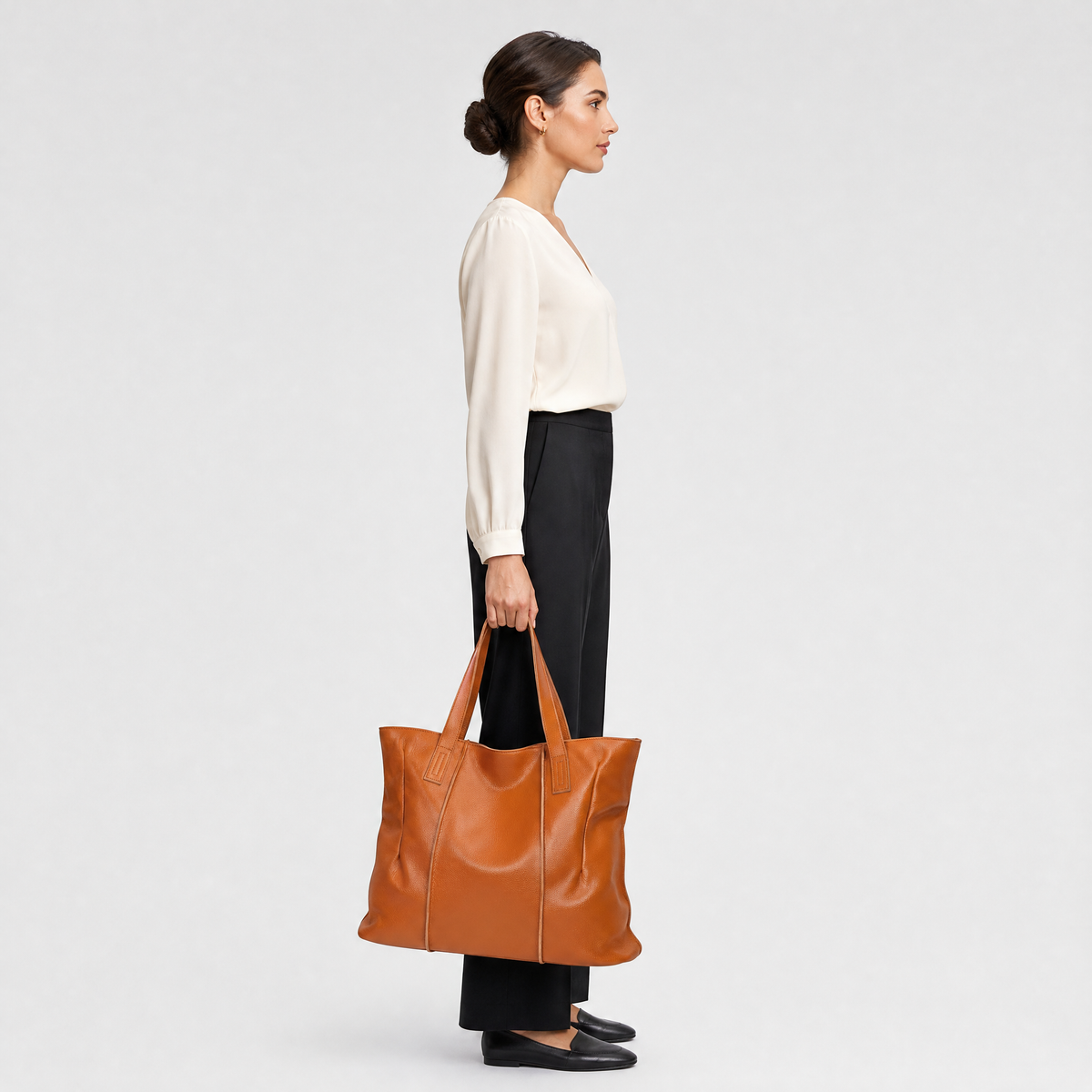 Sac Cabas Cuir Souple Grand Format, coloris Orange, mannequin en situation
