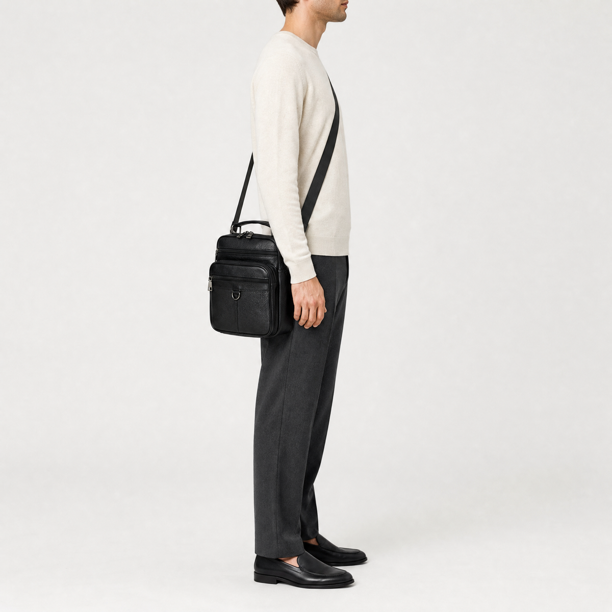 Sacoche Bandouliere Homme Cuir, coloris Noir Metal, mannequin en situation