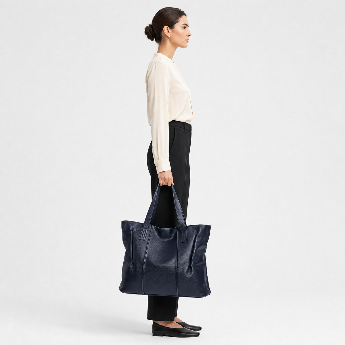 Sac Cabas Cuir Souple Grand Format, coloris Bleu, mannequin en situation