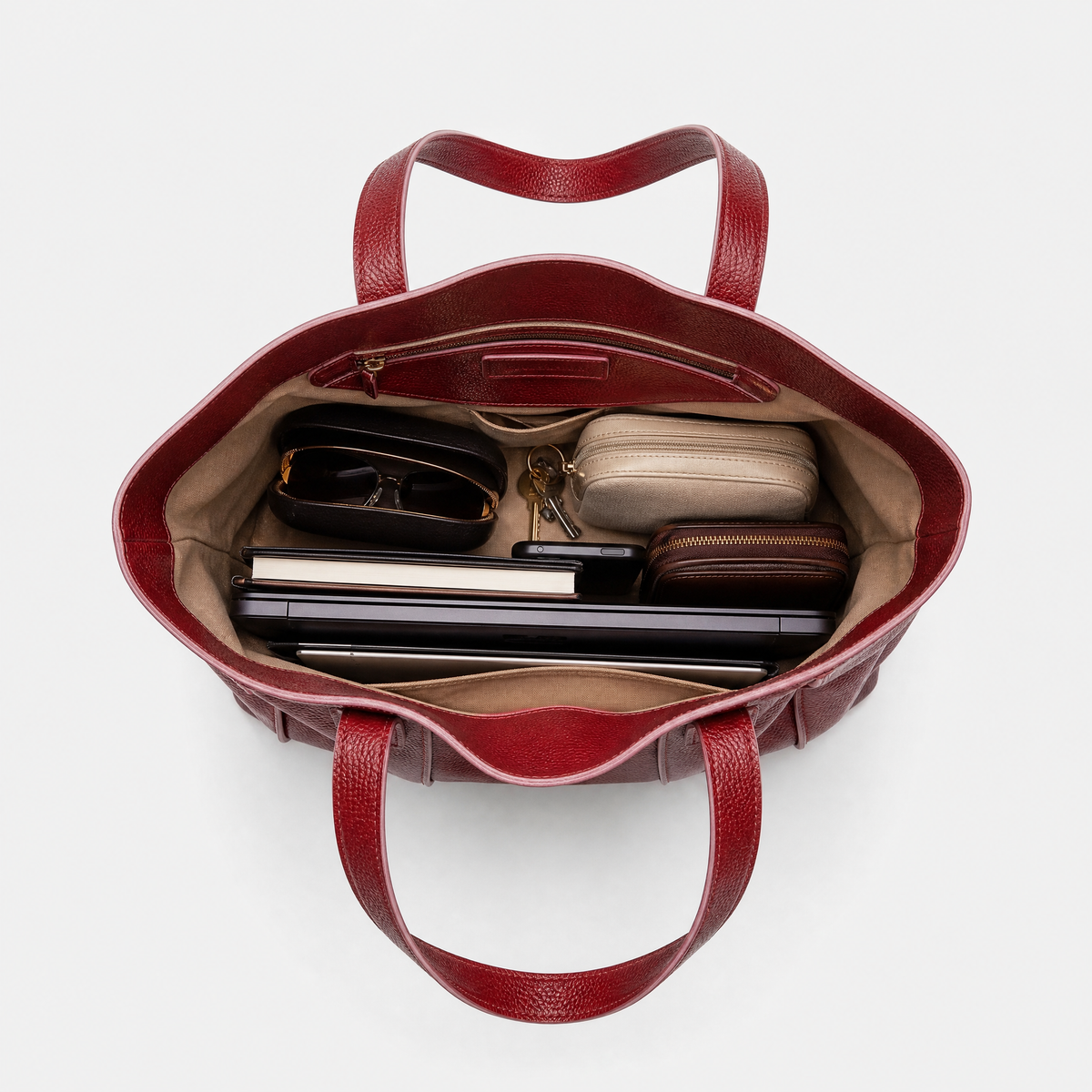 Sac Cabas Cuir Souple Grand Format, coloris Bordeaux, sac ouvert avec effets personnels