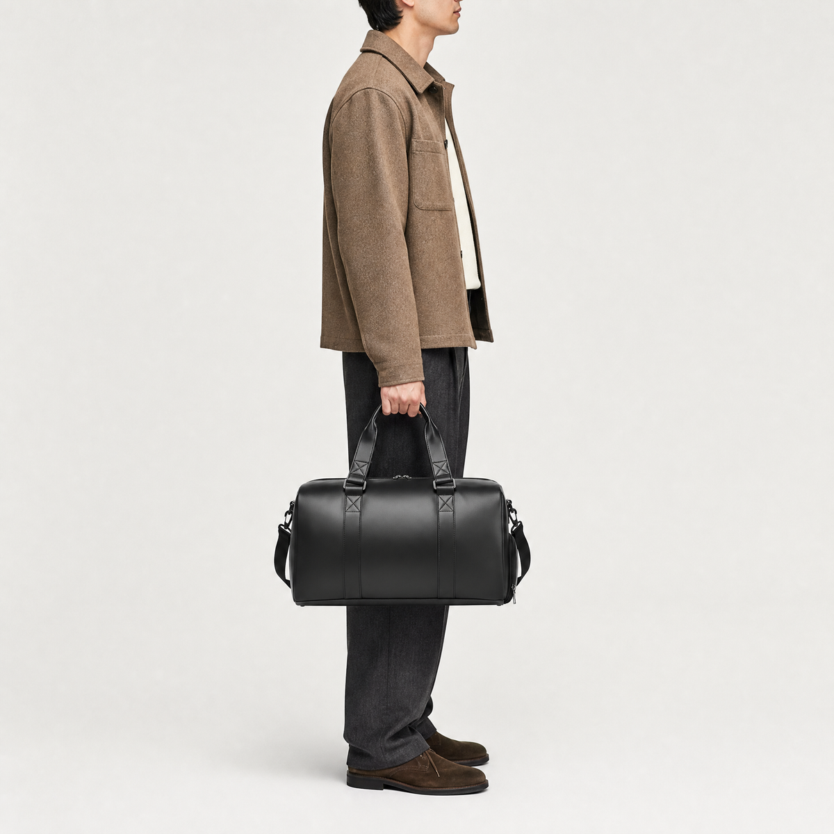 Sac Voyage en Cuir Homme, coloris Noir, mannequin en situation