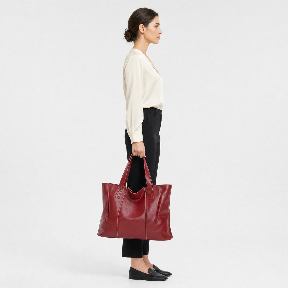 Sac Cabas Cuir Souple Grand Format, coloris Bordeaux, mannequin en situation