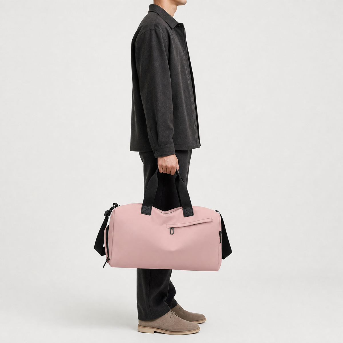 Sac de Voyage Etanche, coloris Rose, mannequin en situation