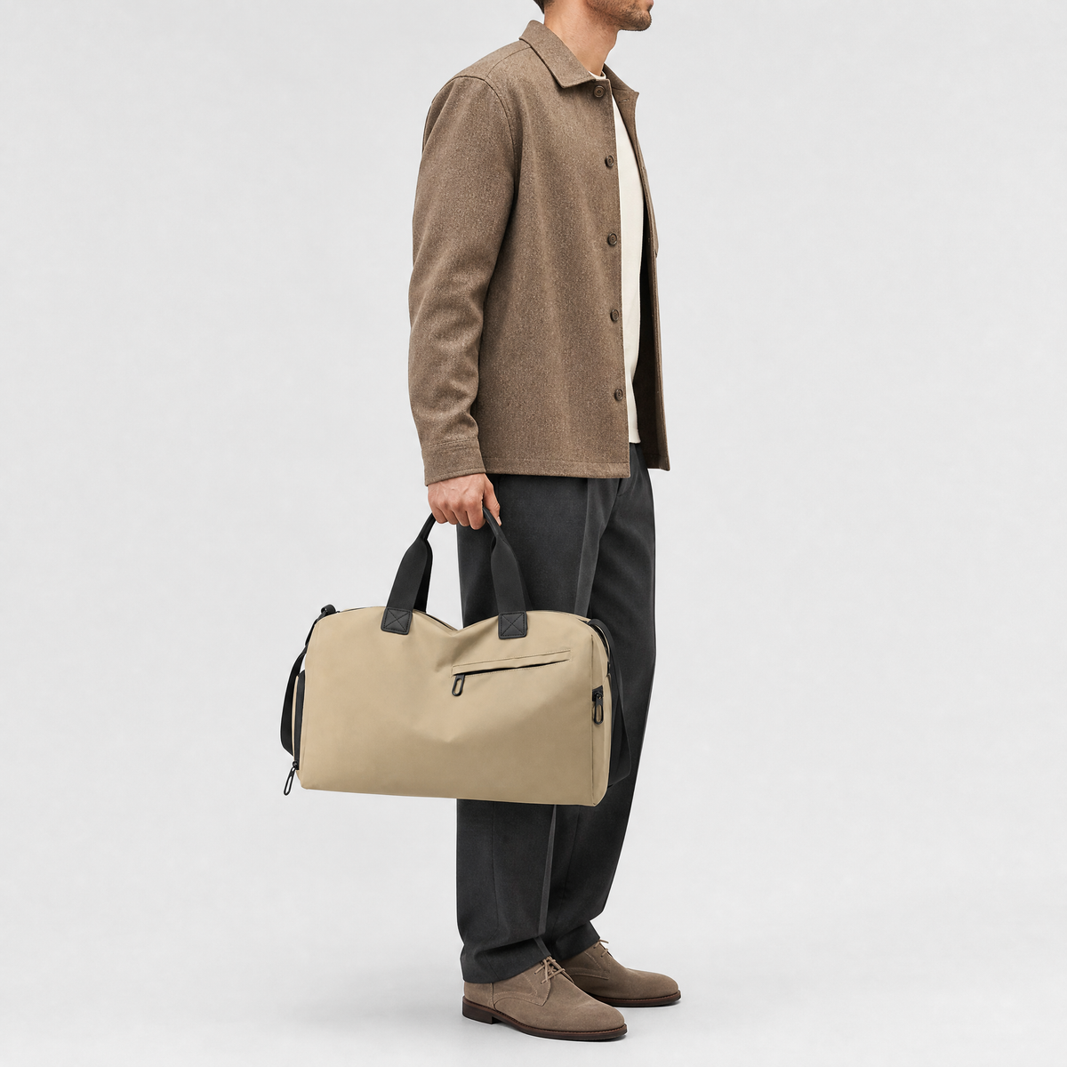 Sac de Voyage Etanche, coloris Kaki, mannequin en situation