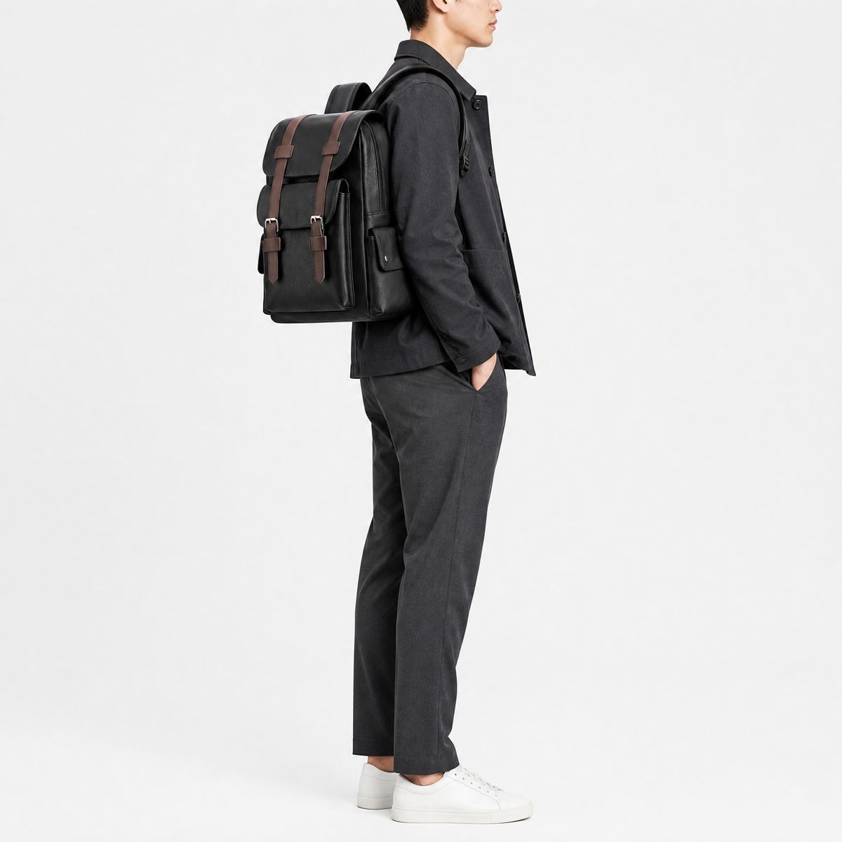 Sac a Dos Homme en Cuir, coloris Noir, mannequin en situation