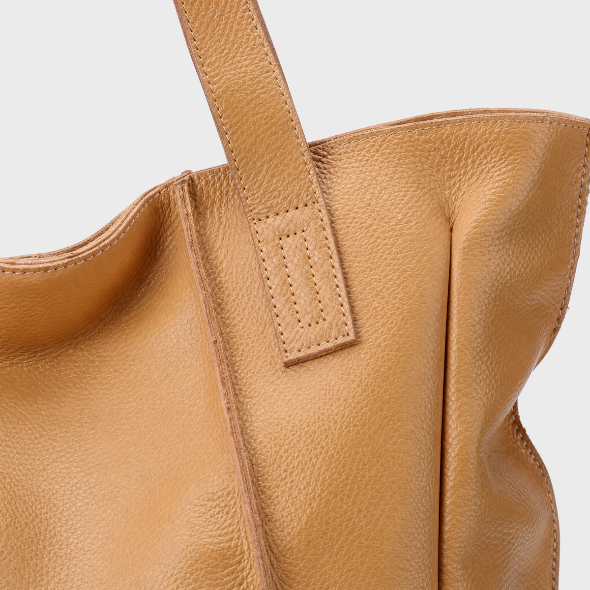 Sac Cabas Cuir Souple Grand Format, coloris Abricot, detail couture et finition