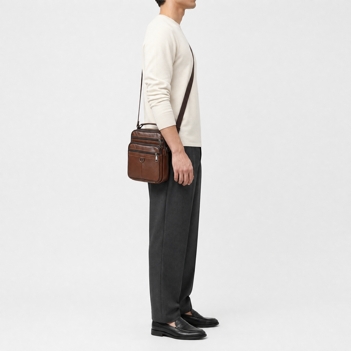 Sacoche Bandouliere Homme Cuir, coloris Marron Metal, mannequin en situation