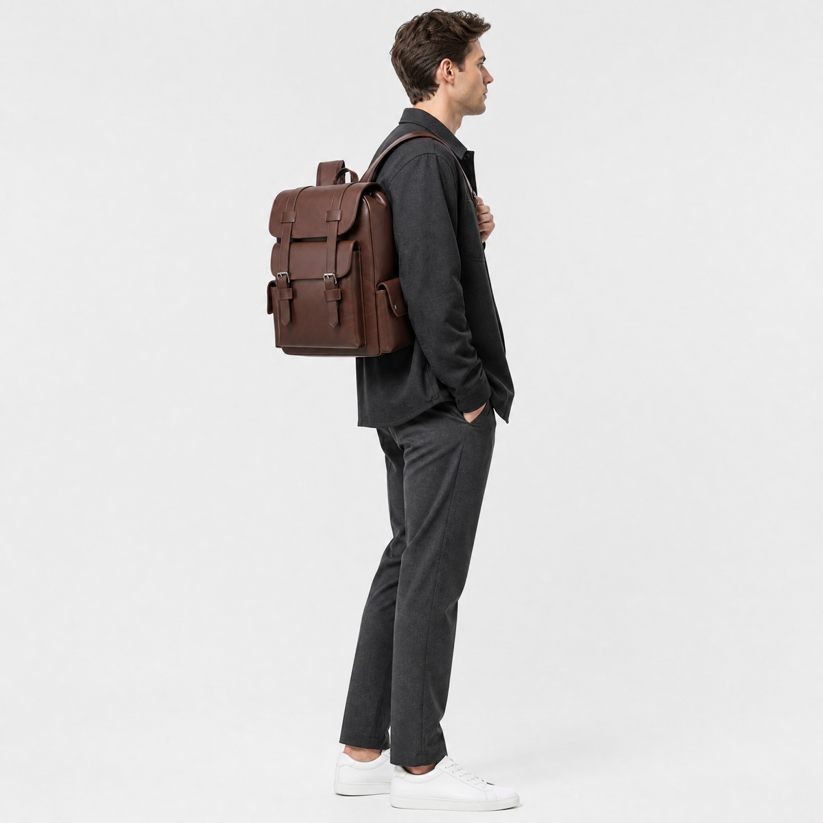 Sac a Dos Homme en Cuir, coloris Marron Fonce, mannequin en situation