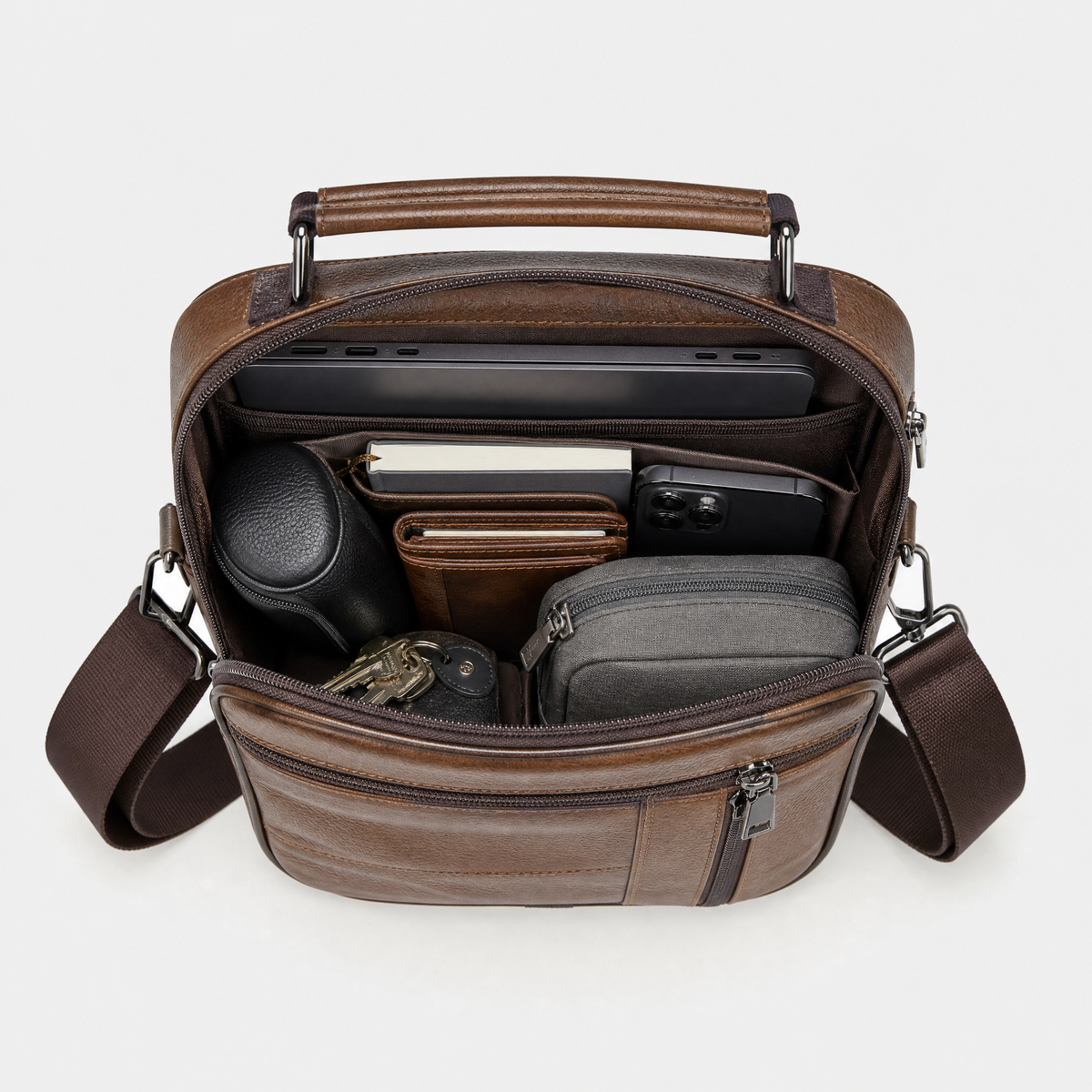 Sacoche Bandouliere Homme Cuir, coloris Marron, sac ouvert avec effets personnels