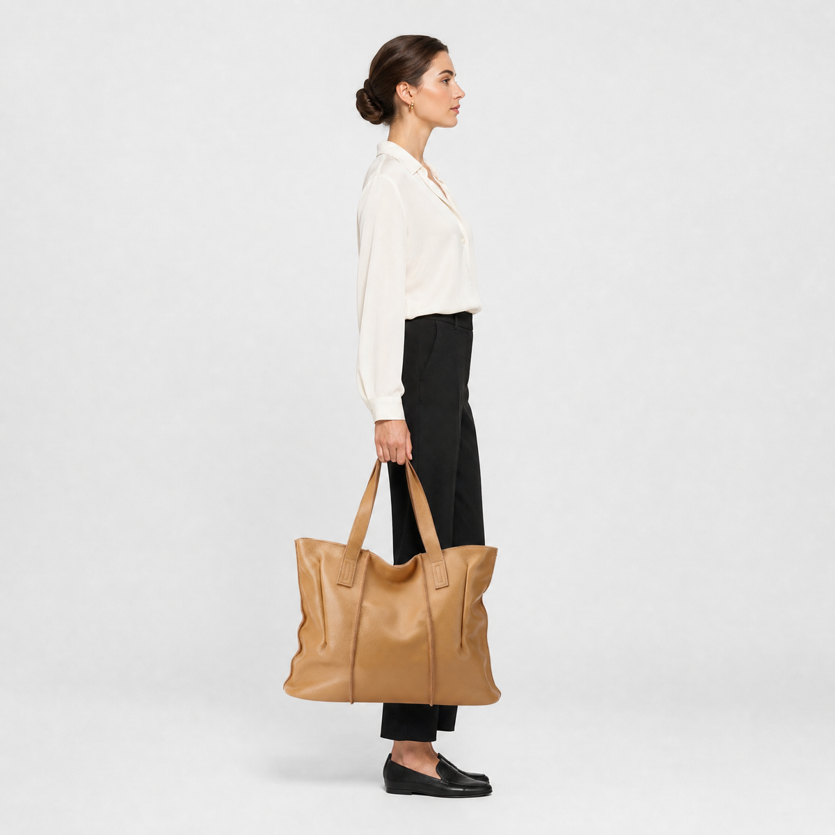 Sac Cabas Cuir Souple Grand Format, coloris Abricot, mannequin en situation