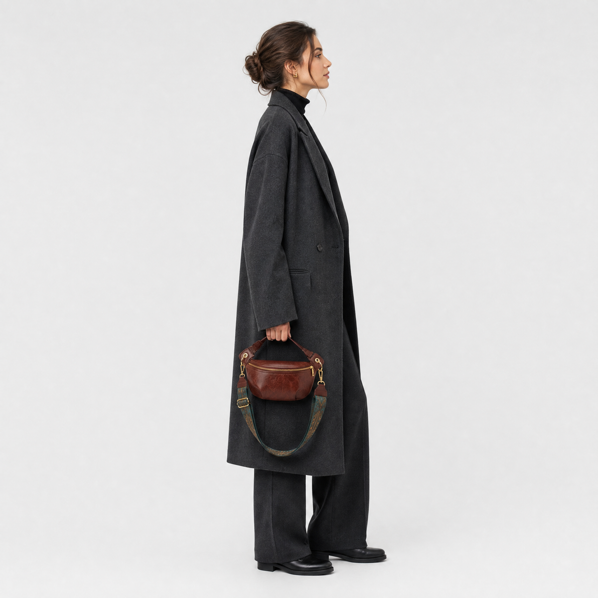 Sac Banane Cuir Femme, coloris Café, porté par un mannequin