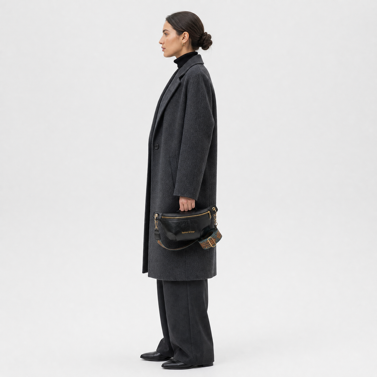 Sac Banane Cuir Femme, coloris Noir, porté par un mannequin