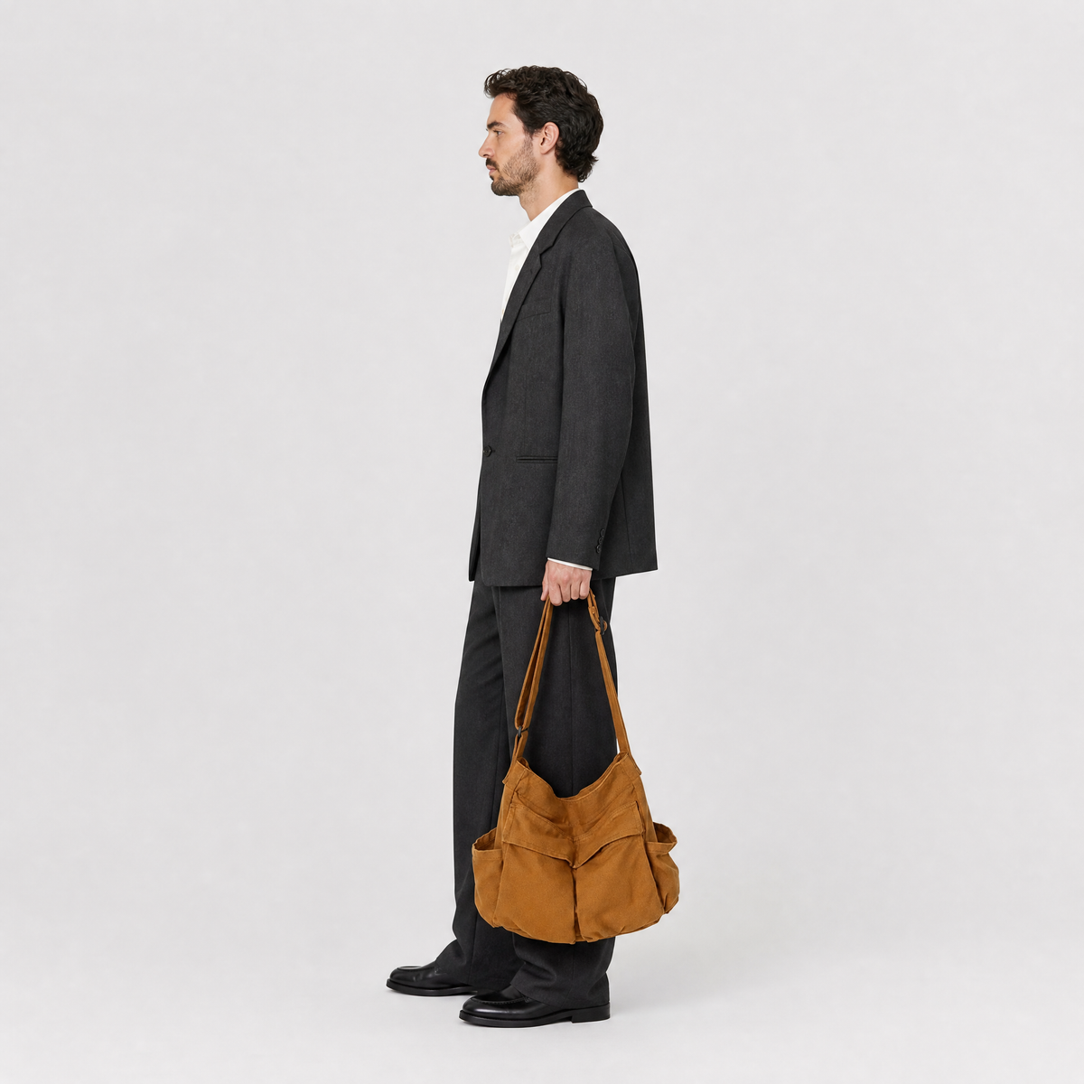 Sac à Bandoulière en Toile Multipoche, coloris Marron, porté par un mannequin