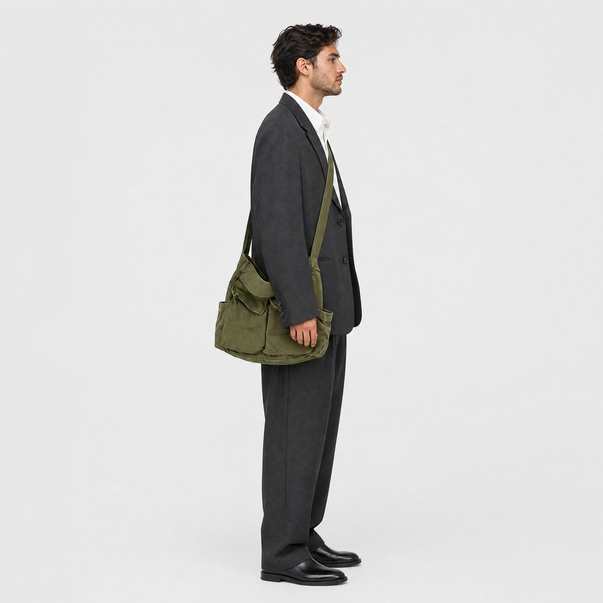 Sac à Bandoulière en Toile Multipoche, coloris Vert, porté par un mannequin