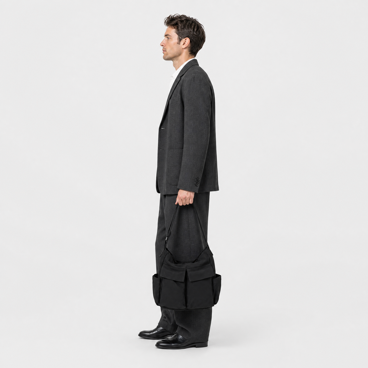 Sac à Bandoulière en Toile Multipoche, coloris Noir, porté par un mannequin