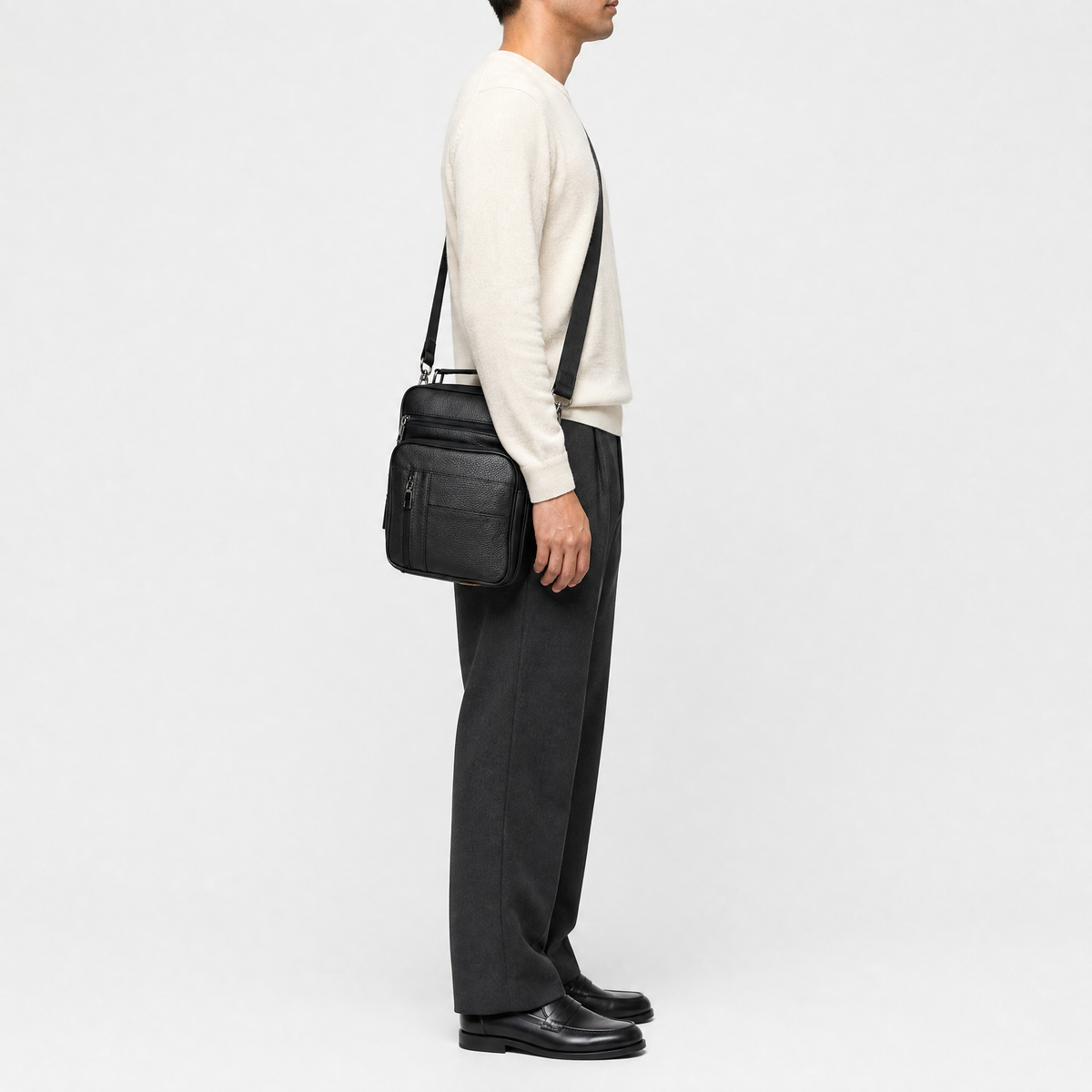 Sacoche Bandouliere Homme Cuir, coloris Noir, mannequin en situation