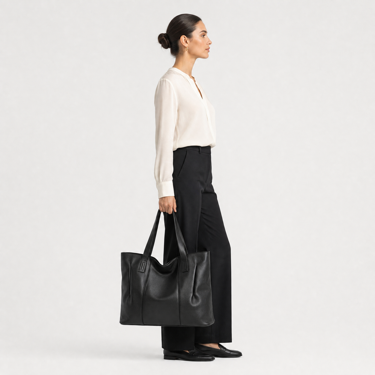 Sac Cabas Cuir Souple Grand Format, coloris Noir, mannequin en situation