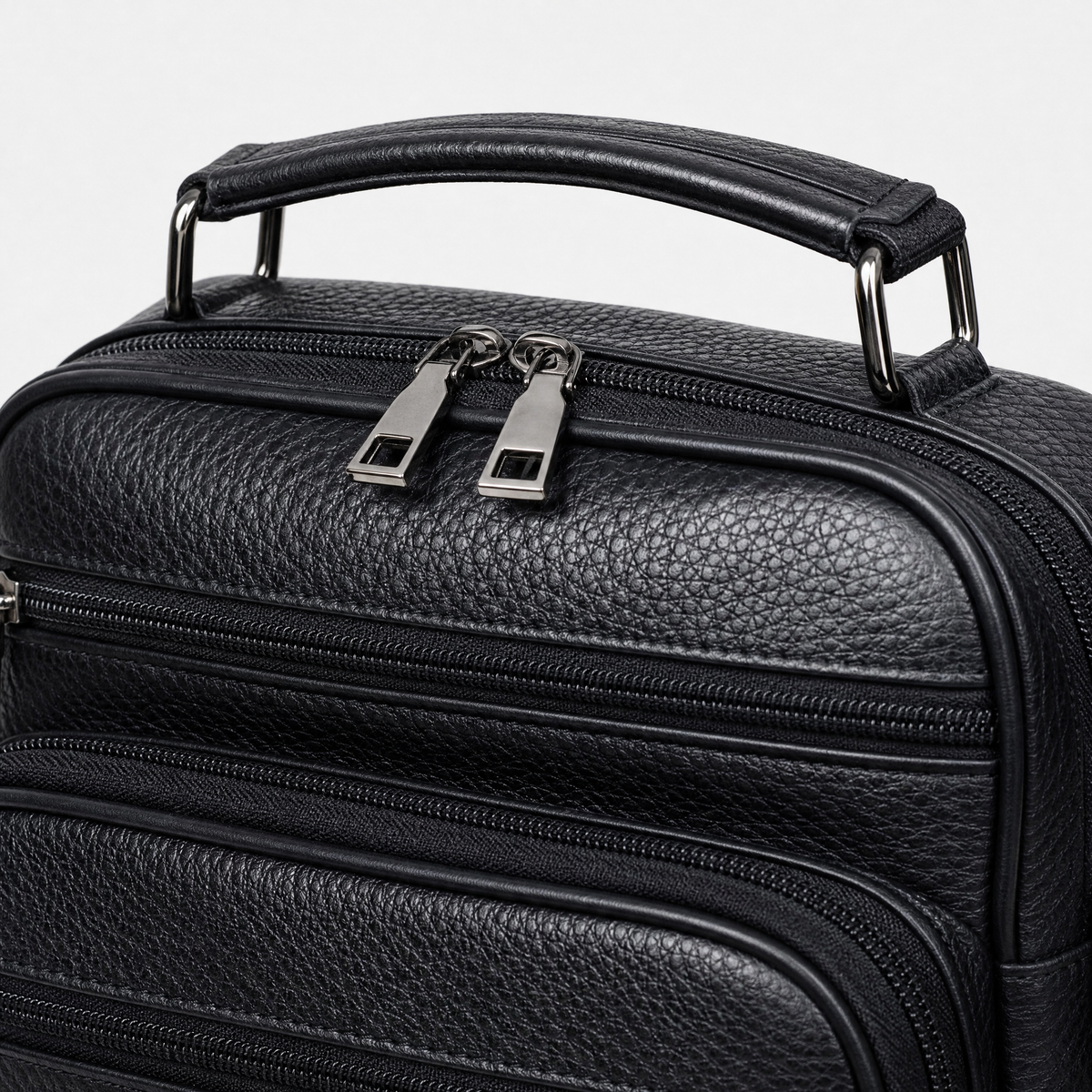 Sacoche Bandouliere Homme Cuir, coloris Noir Metal, detail couture et finition