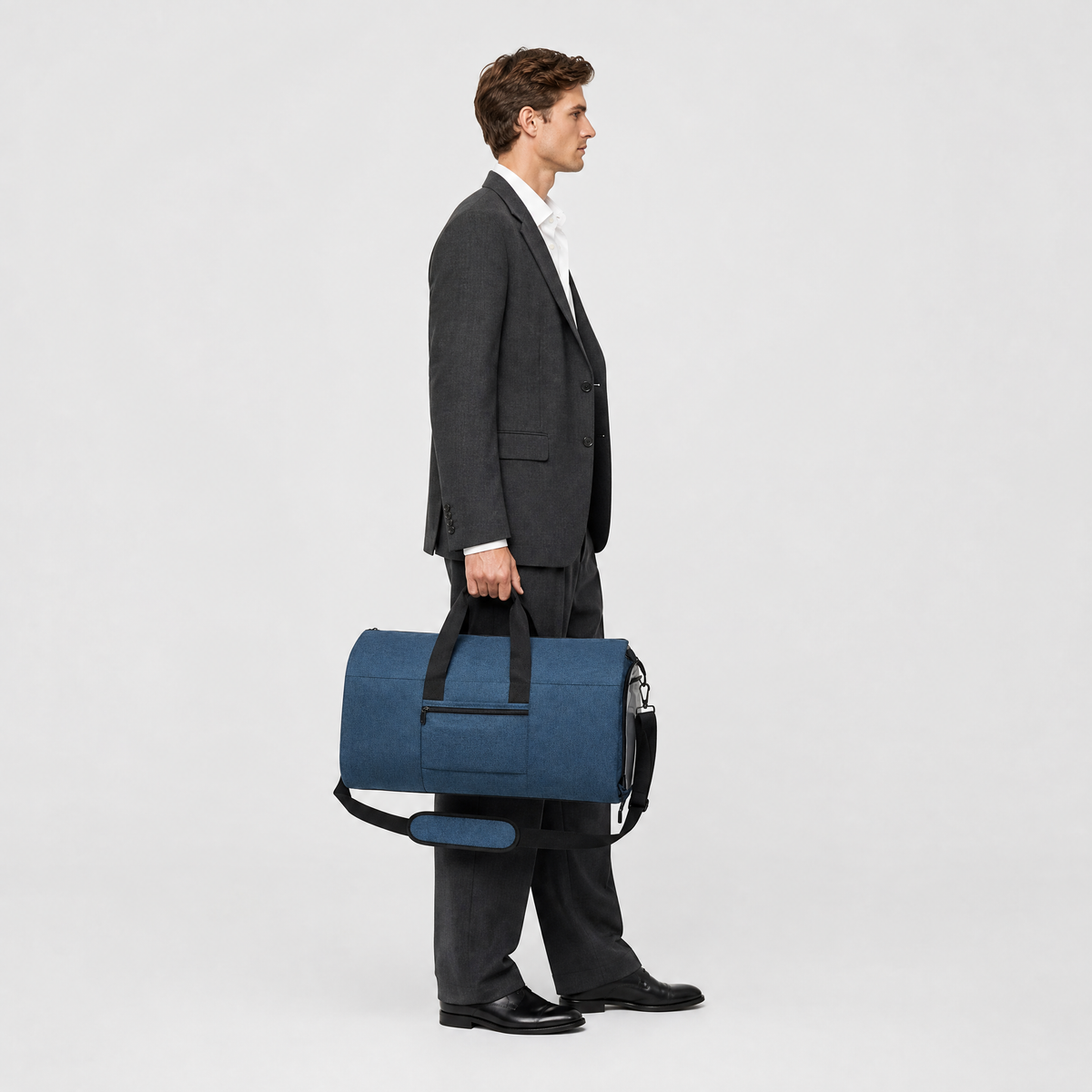 Sac pour Costume Homme, coloris Bleu, porté par un mannequin