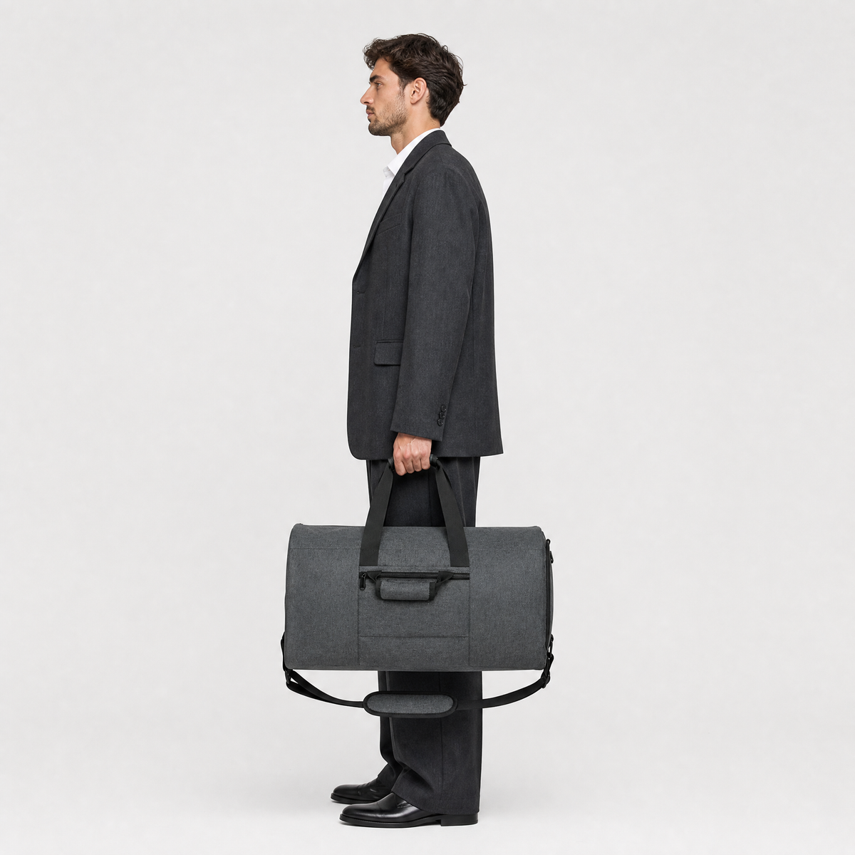 Sac pour Costume Homme, coloris Gris, porté par un mannequin