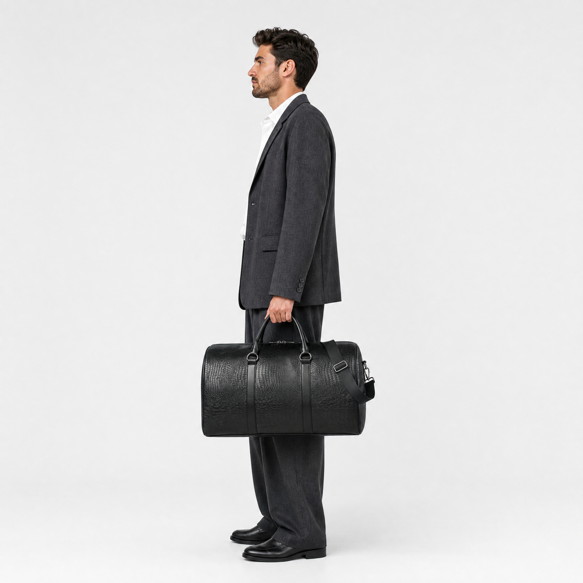 Sac en Cuir Homme Voyage, coloris Noir, porté par un mannequin