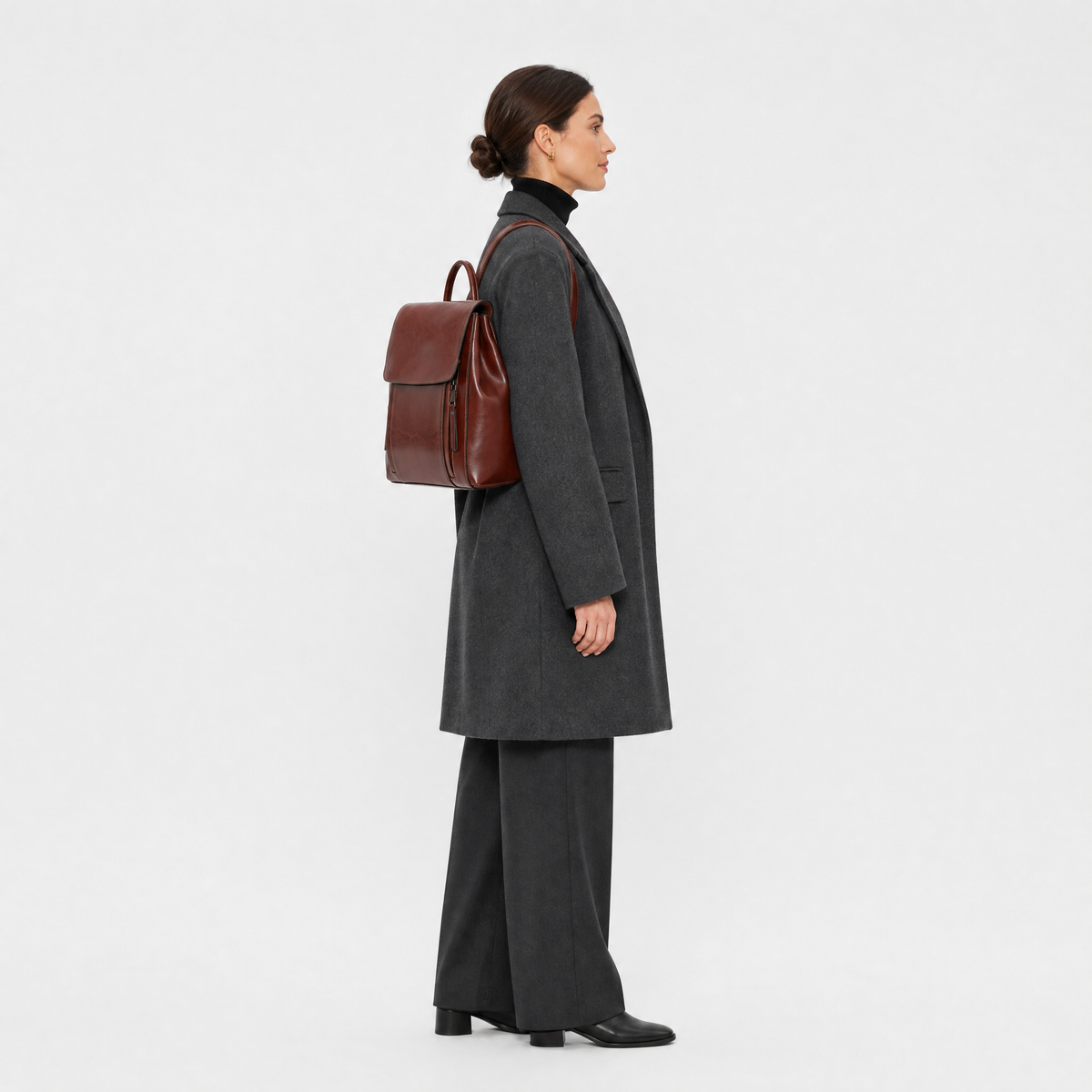 Sac à Dos en Cuir Femme, coloris Café, porté par un mannequin