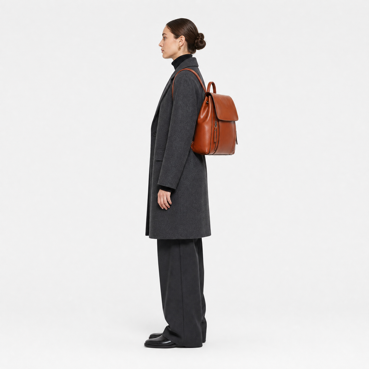 Sac à Dos en Cuir Femme, coloris Marron, porté par un mannequin