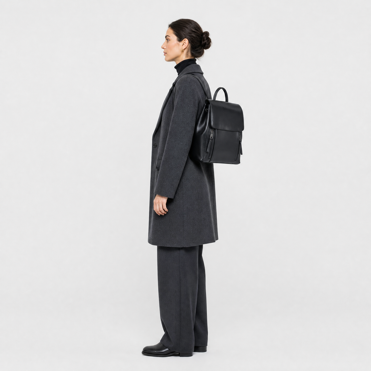 Sac à Dos en Cuir Femme, coloris Noir, porté par un mannequin
