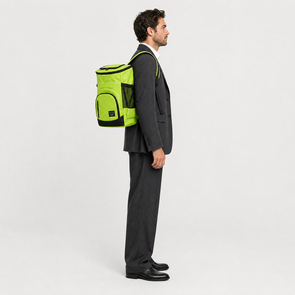 Sac à Dos Isotherme 30L, coloris Vert, porté par un mannequin