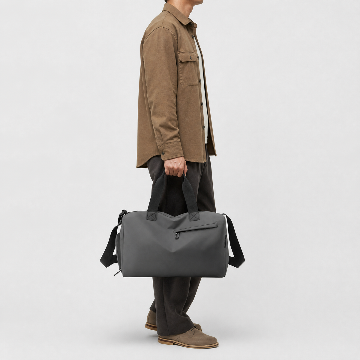 Sac de Voyage Etanche, coloris Gris, mannequin en situation