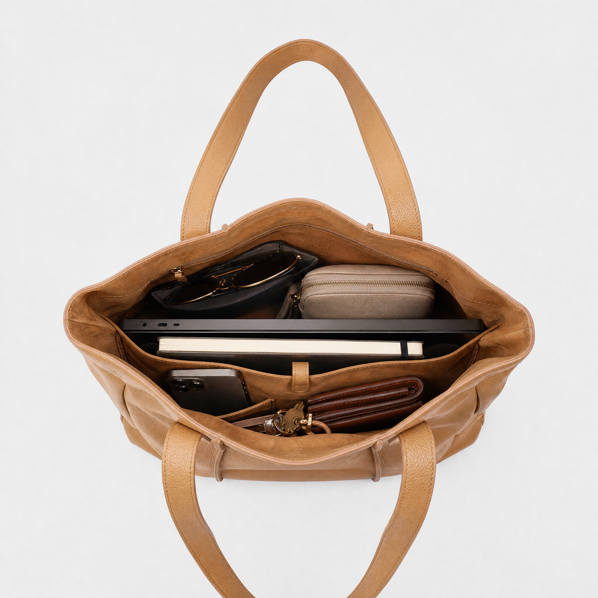 Sac Cabas Cuir Souple Grand Format, coloris Abricot, sac ouvert avec effets personnels