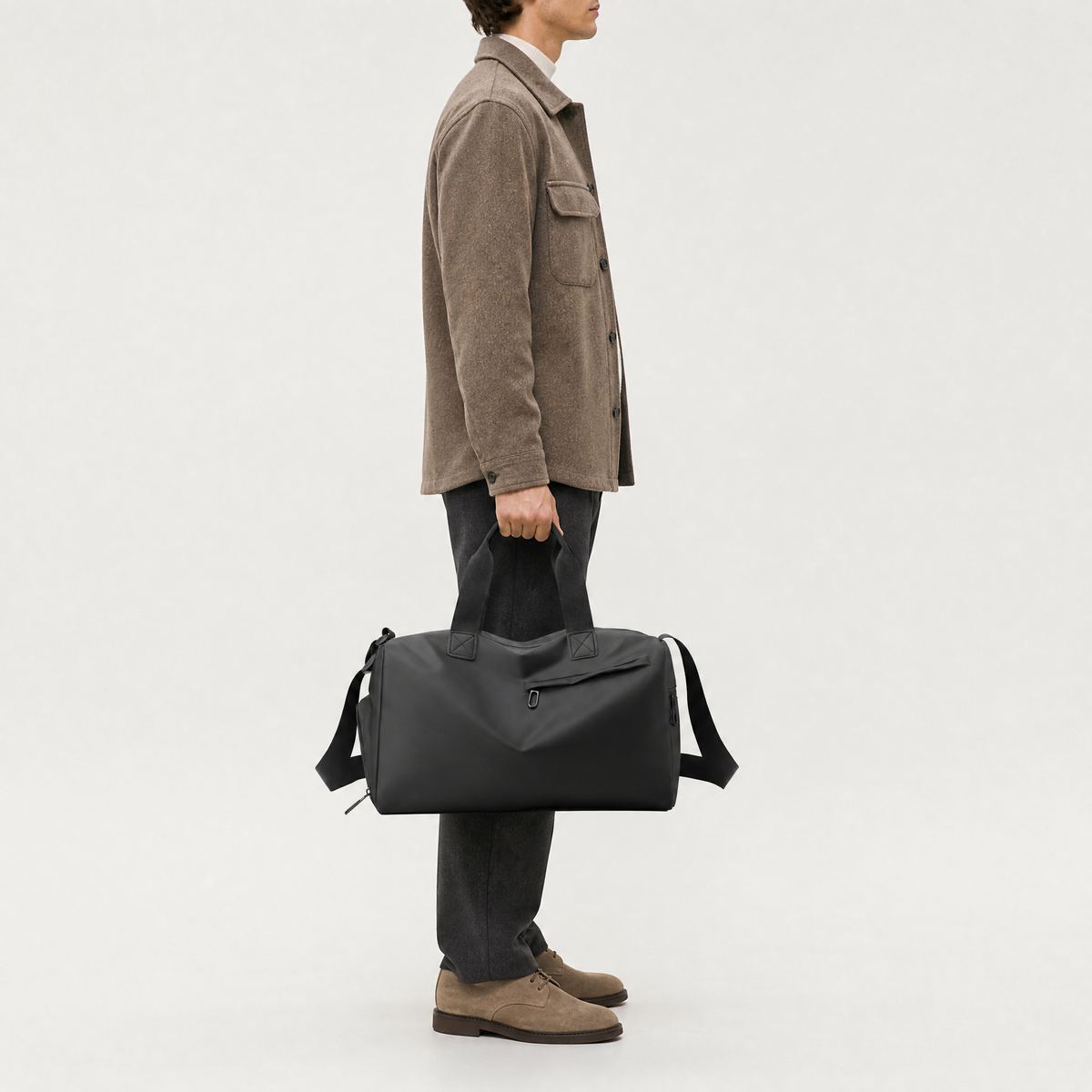 Sac de Voyage Etanche, coloris Noir, mannequin en situation