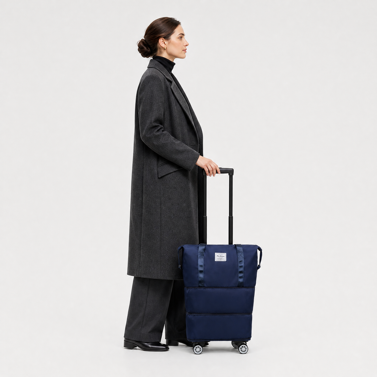 Sac de Voyage Femme à Roulettes, coloris Bleu Nuit, porté par un mannequin