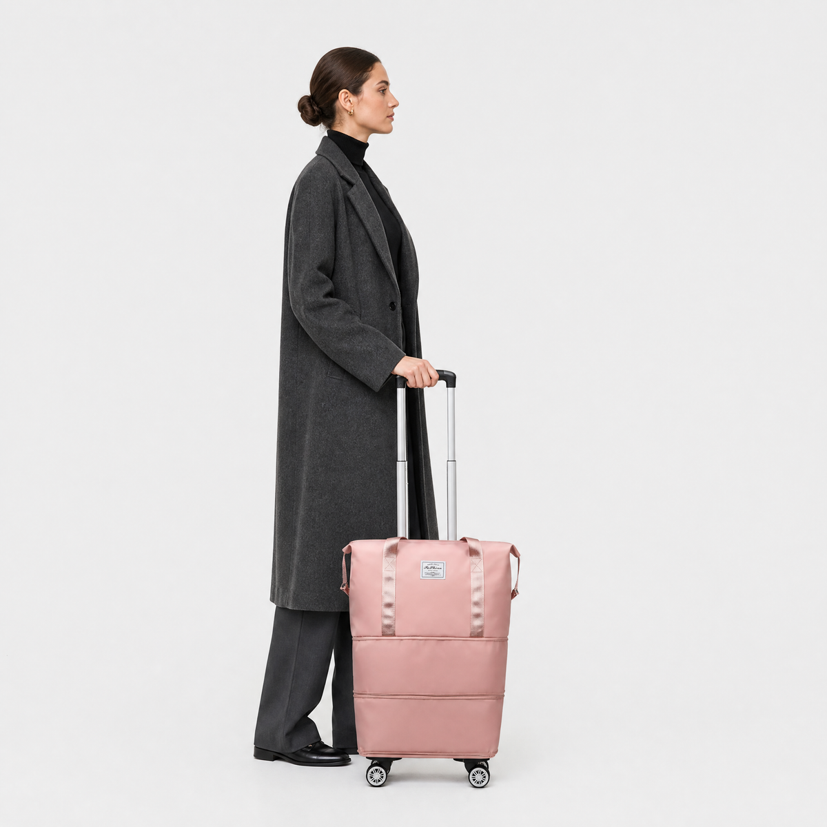 Sac de Voyage Femme à Roulettes, coloris Rose, porté par un mannequin