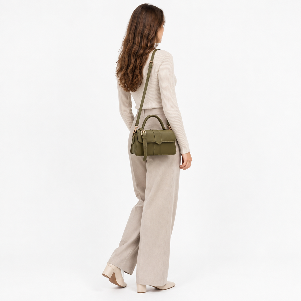 Sac à Main Carré, coloris Vert (21x12x8 cm), porté par un mannequin