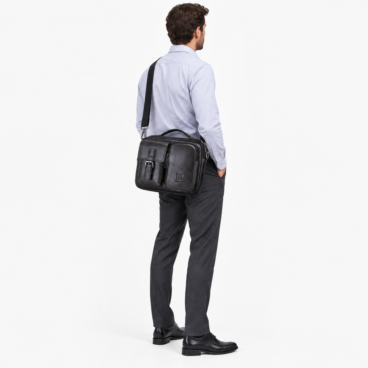 Sac Homme Bandoulière Cuir, coloris Noir, porté par un mannequin