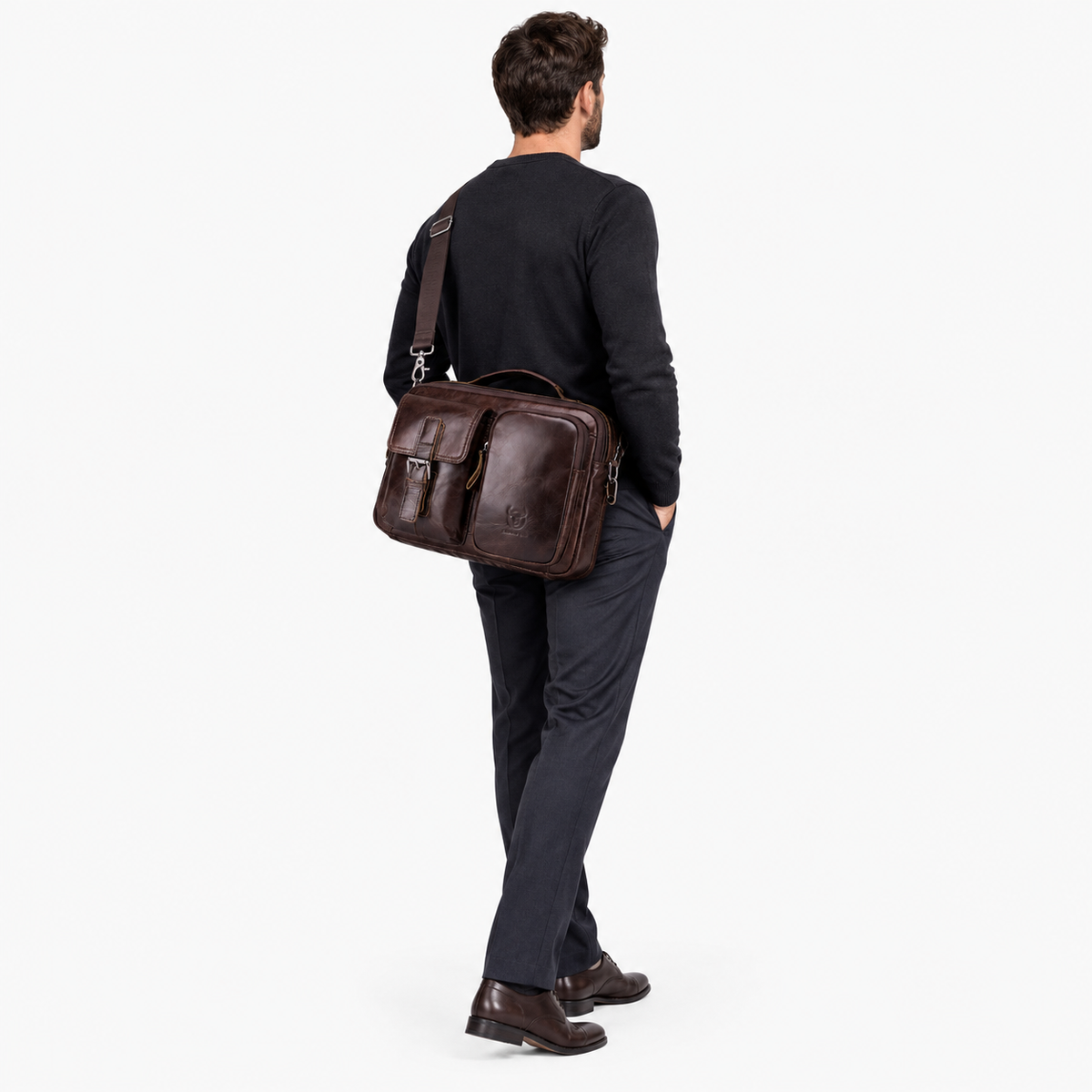 Sac Homme Bandoulière Cuir, coloris Cafe, porté par un mannequin