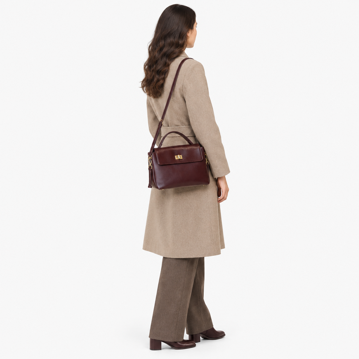 Sac Besace Cuir Femme, coloris Bordeaux, porté par un mannequin