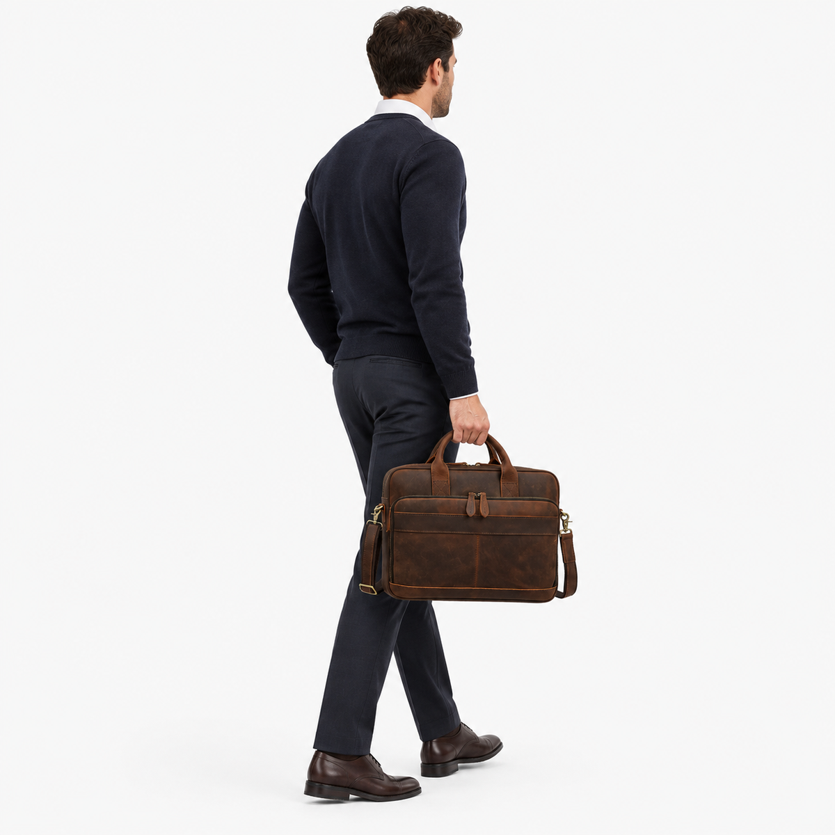 Sac pour Ordinateur Homme, coloris Marron foncé (40 cm), porté par un mannequin