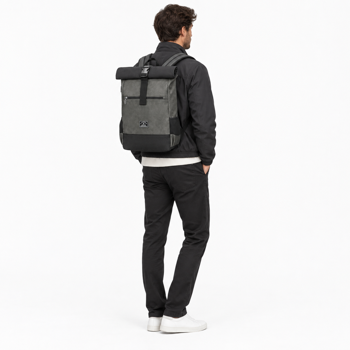 Sac à Dos Roll Top, coloris Gris avec logo, porté par un mannequin