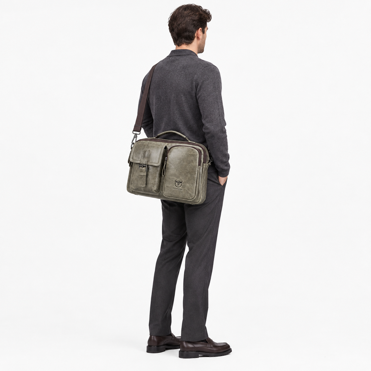 Sac Homme Bandoulière Cuir, coloris Blanc, porté par un mannequin