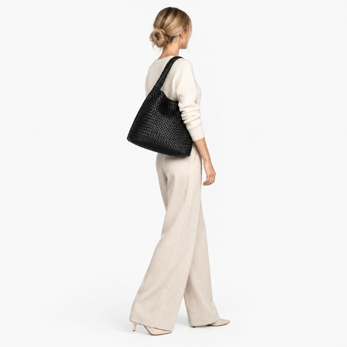 Sac Tressé, coloris Noir, porté par un mannequin