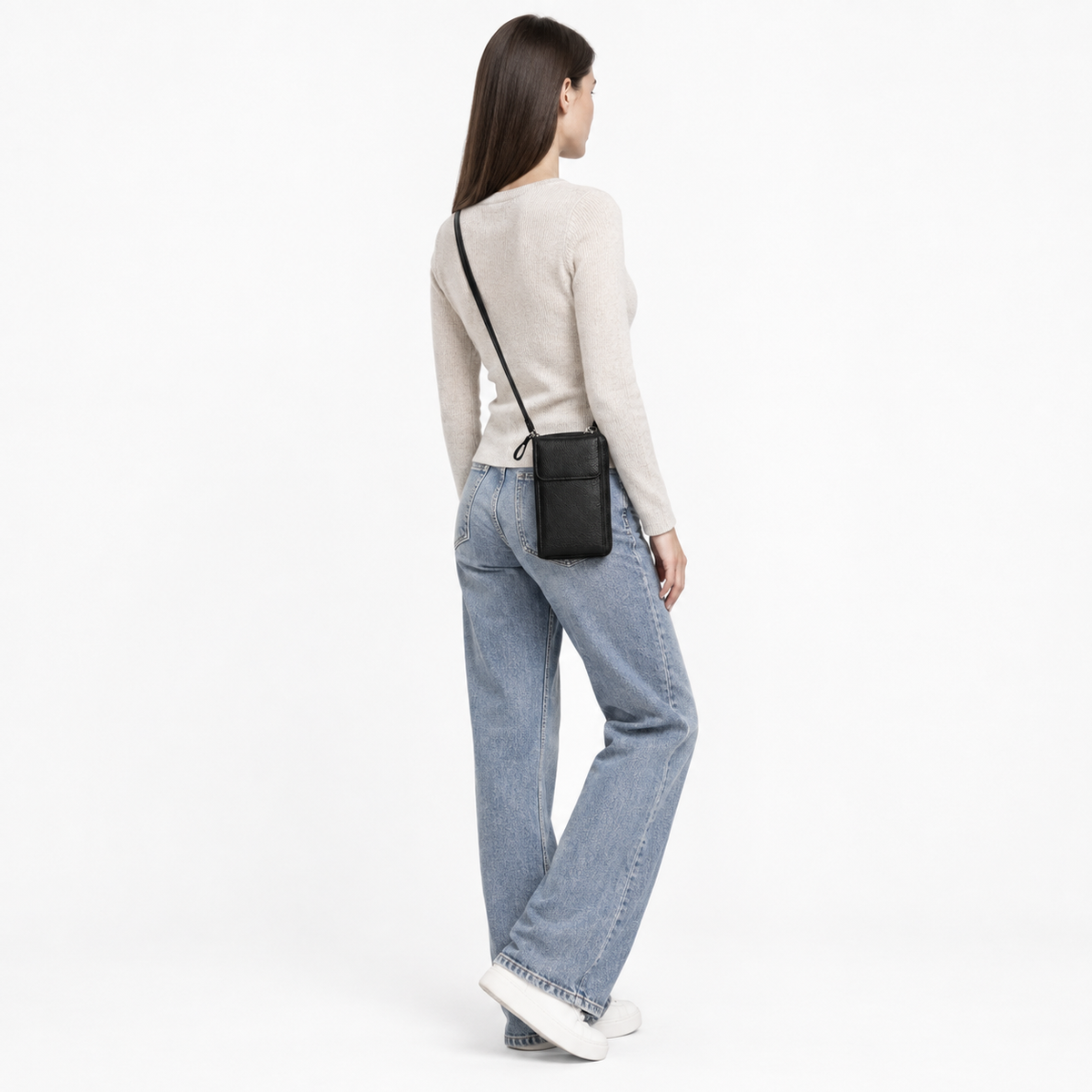 Pochette Bandoulière Téléphone, coloris Noir, porté par un mannequin