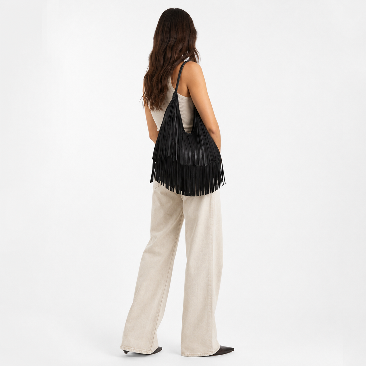 Sac à Frange, coloris Noir, porté par un mannequin