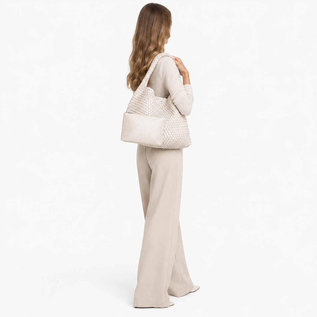 Sac Tressé, coloris Beige, porté par un mannequin