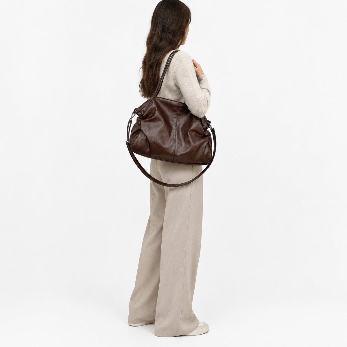 Sac Fourre Tout Femme, coloris Café, porté par un mannequin