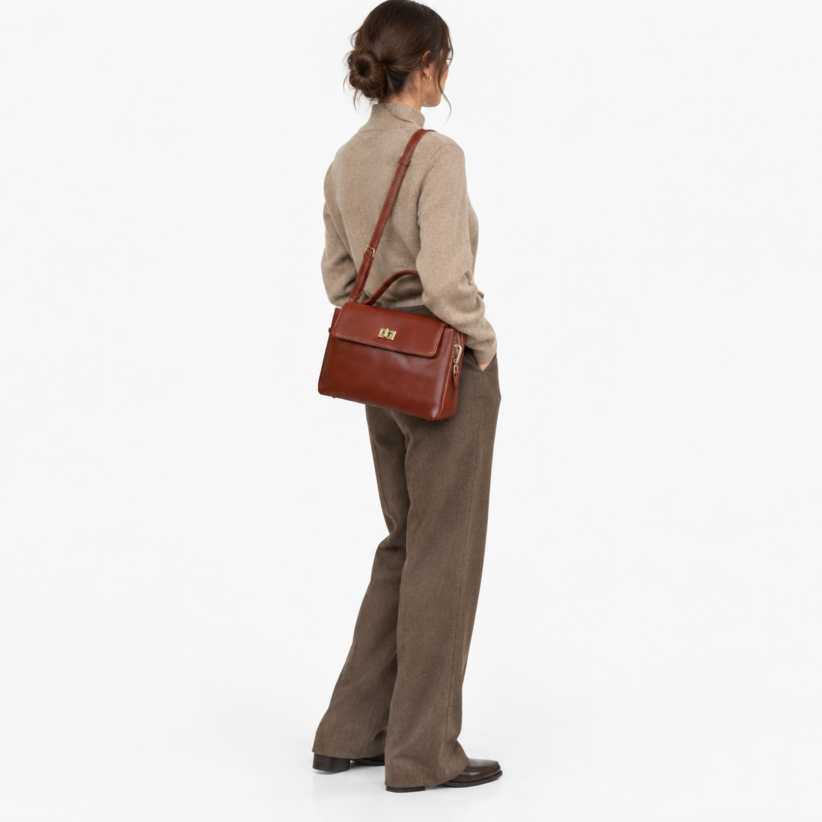 Sac Besace Cuir Femme, coloris Café, porté par un mannequin