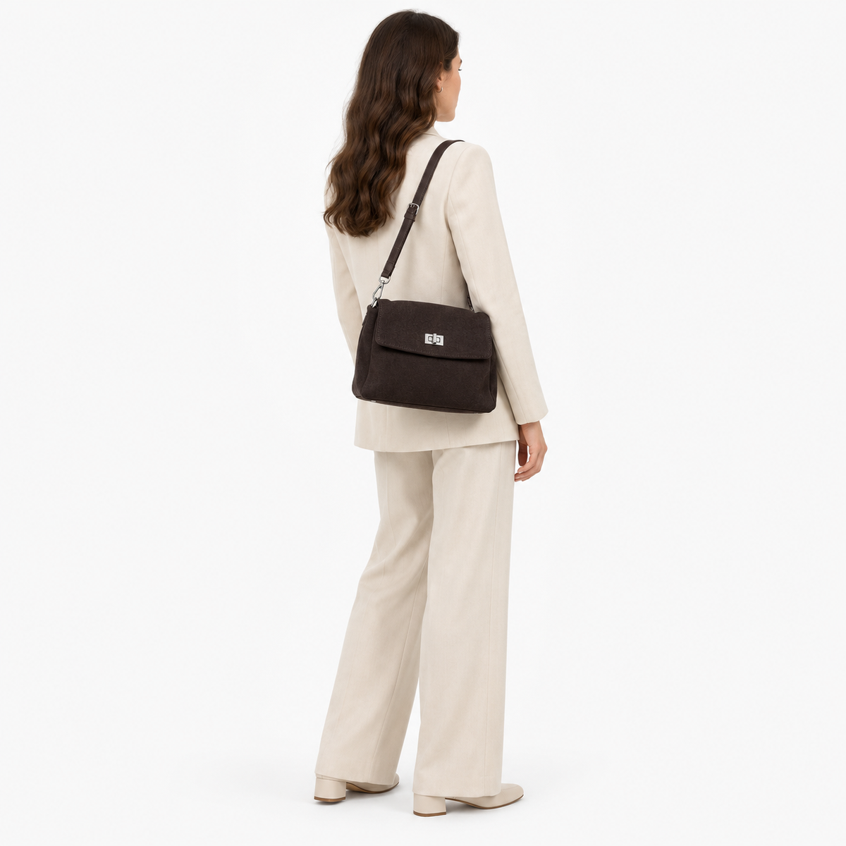 Sac à Main Daim, coloris Café, porté par un mannequin
